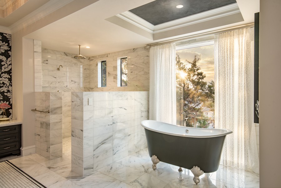 A bathroom beautifully illuminated with Ketra lighting and sunlight streaming in the window.